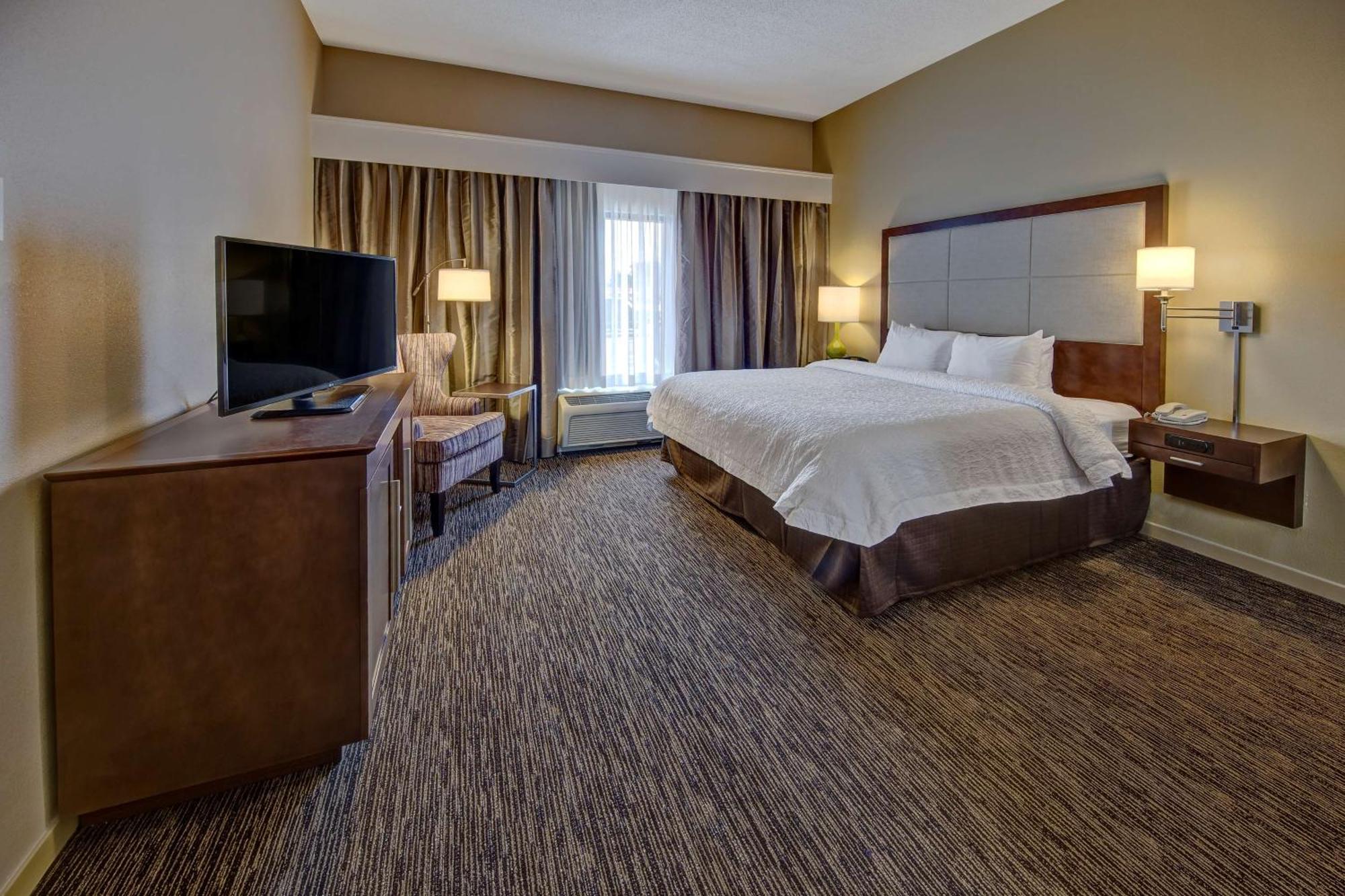 Hampton Inn Данн Экстерьер фото