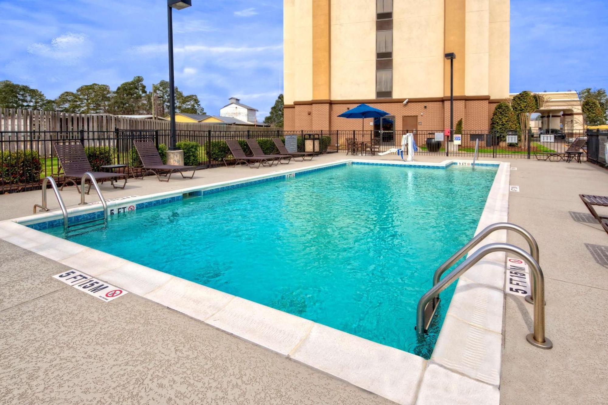 Hampton Inn Данн Экстерьер фото