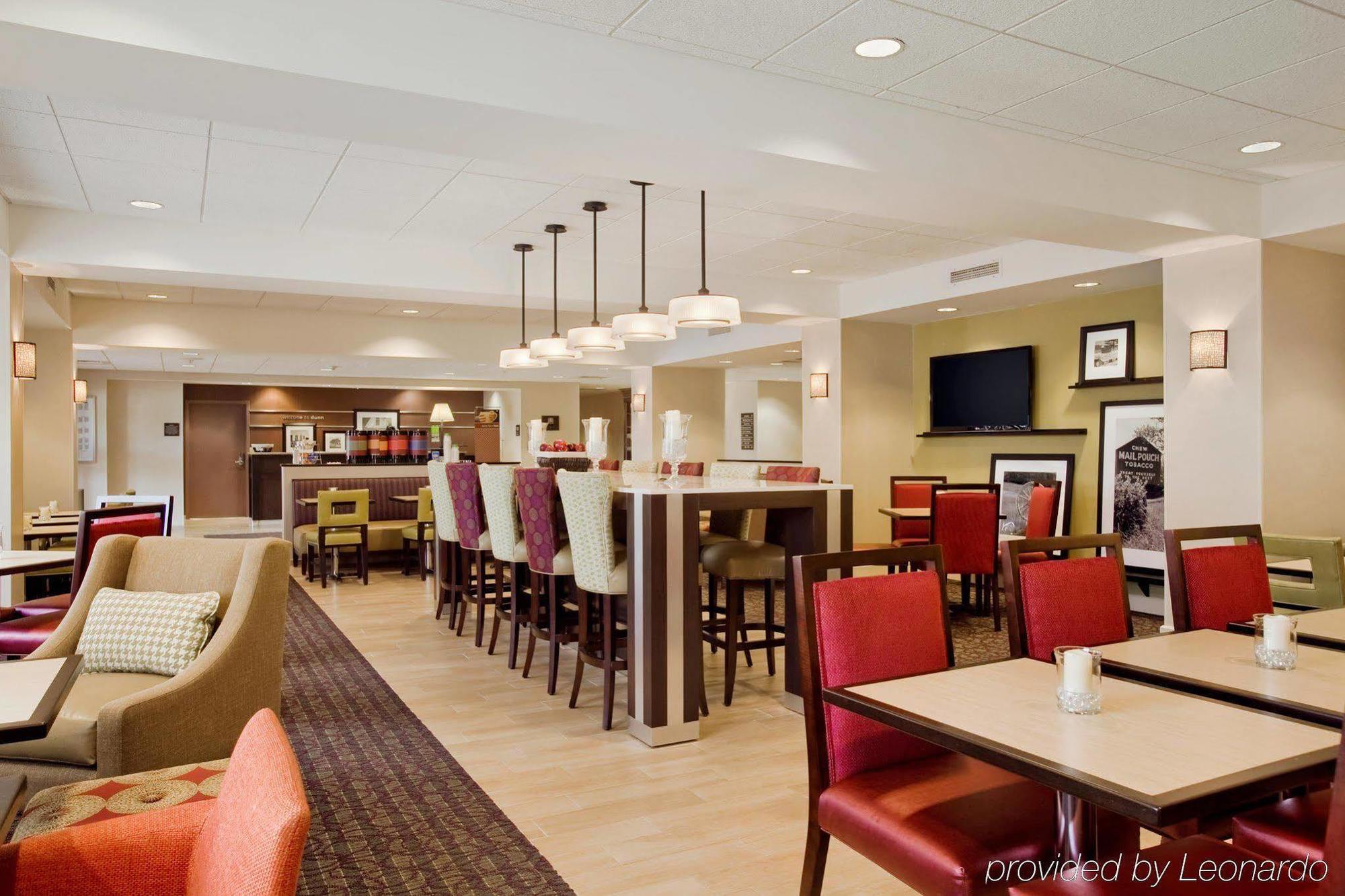 Hampton Inn Данн Экстерьер фото