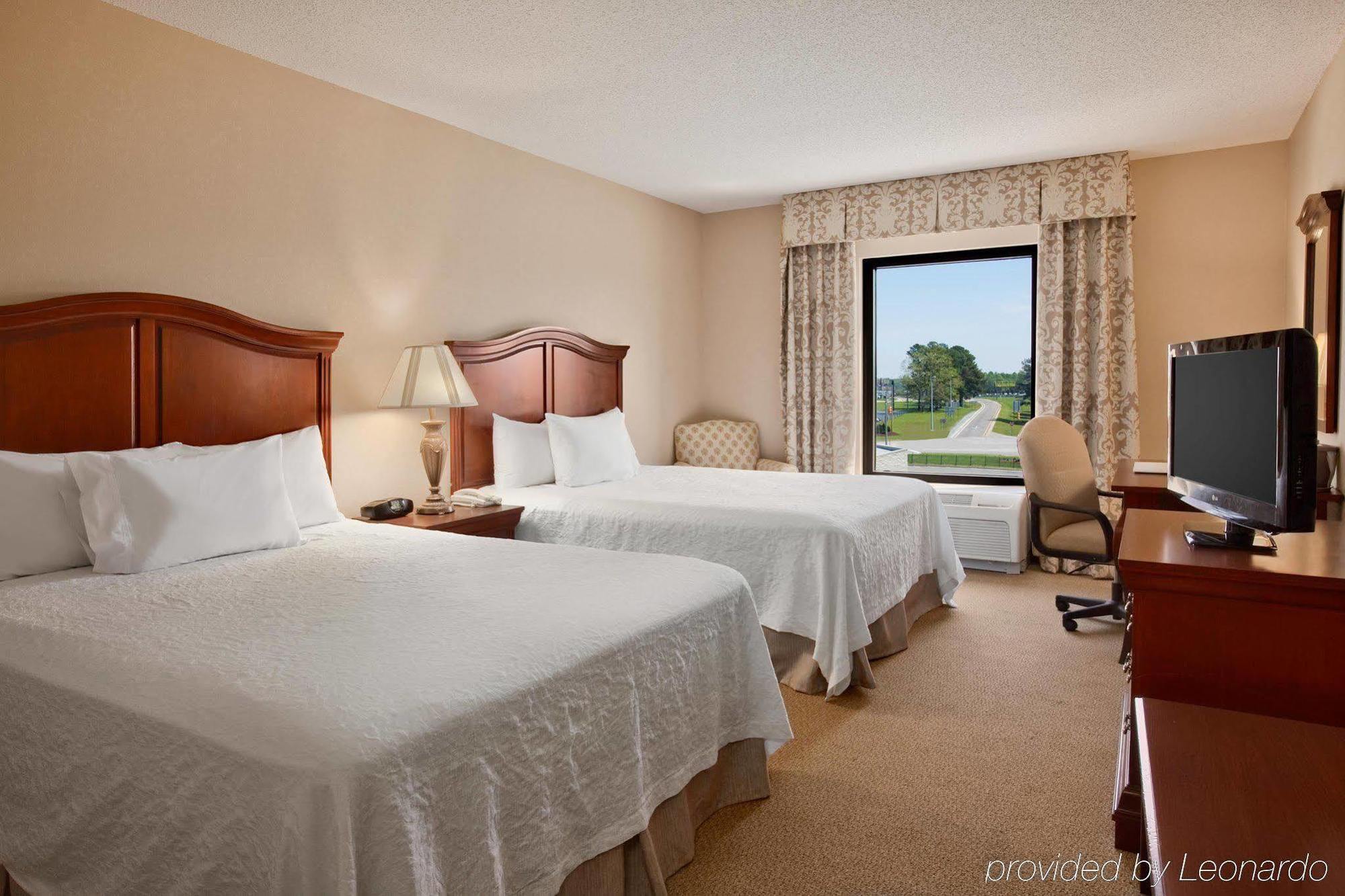 Hampton Inn Данн Экстерьер фото
