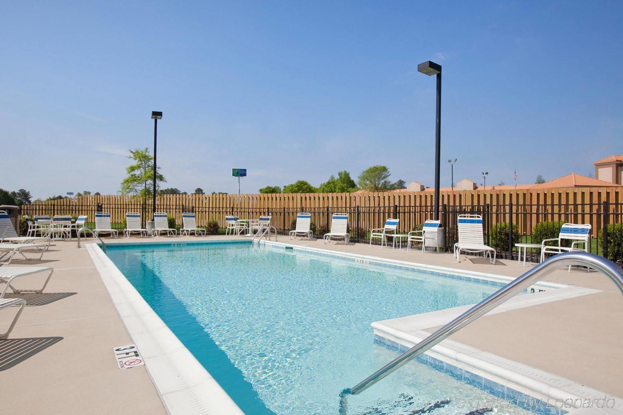 Hampton Inn Данн Удобства фото